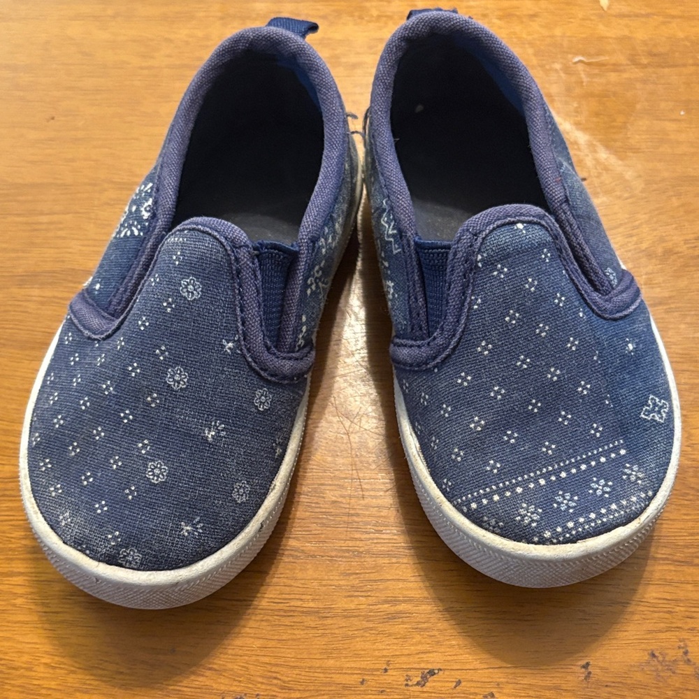 Oshkosh b’gosh Kids Blue Slip-On Shoes size 5